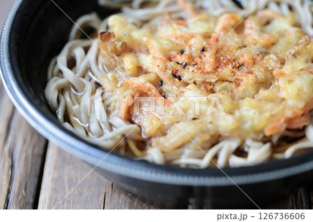チンして温めるテイクアウトの天ぷら蕎麦弁当 チンして温めるテイクアウトの天ぷら蕎麦弁当 126736606
