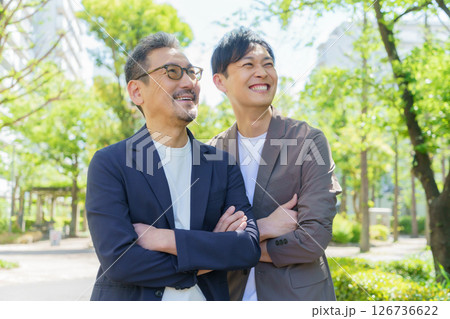 住宅街に立つミドルエイジの男性のポートレート 126736622