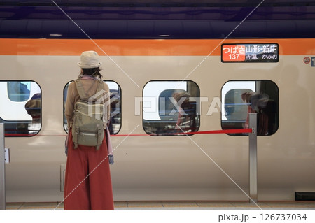新幹線を待つ女性　一人旅　後ろ姿 126737034