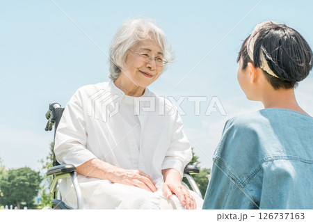 車椅子に乗るシニア女性,おばあちゃんとお見舞いに来た孫娘 車椅子に乗るシニア女性,おばあちゃんとお見舞いに来た孫娘 126737163