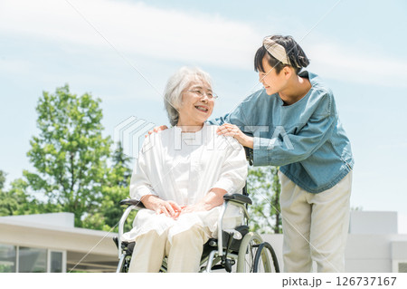 車椅子に乗るシニア女性,おばあちゃんとお見舞いに来た孫娘 126737167