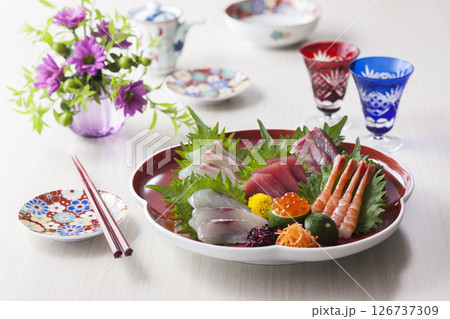 お刺身6点盛りと日本酒 126737309