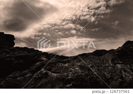 岩の上から見た夕焼け 126737561