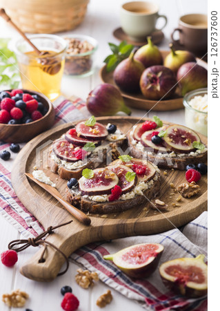 いちじくとリコッタチーズのタルティーヌ いちじくとリコッタチーズのタルティーヌ 126737600