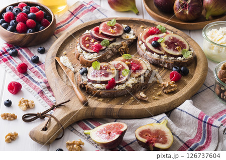 いちじくとリコッタチーズのタルティーヌ いちじくとリコッタチーズのタルティーヌ 126737604