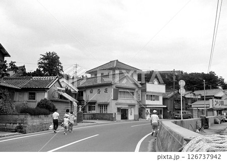 上関町室津港。中央に現在の四海楼が見える(1980年頃) 126737942