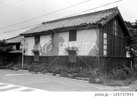 室積会所跡。白壁の倉庫(山口県光市室積、1980年頃) 室積会所跡。白壁の倉庫(山口県光市室積、1980年頃) 126737943