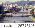 広島の京橋川に架かる橋。稲荷大橋に路面電車(1992年) 126737946