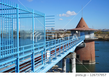 金町浄水場取水塔とんがり帽子 126737957