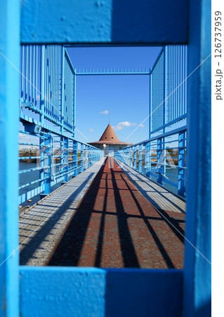 金町浄水場取水塔とんがり帽子の格子 126737959