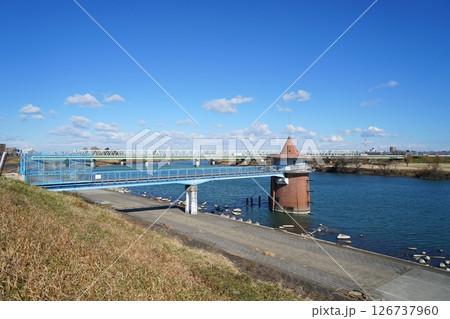 金町浄水場取水塔とんがり帽子 126737960