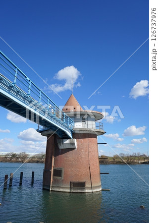 金町浄水場取水塔とんがり帽子 126737976