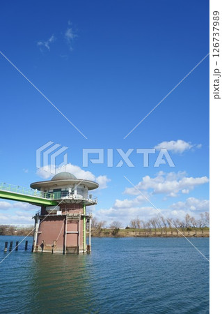 金町浄水場第三取水塔丸帽子 126737989