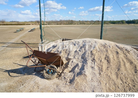 野球場にある整地用の一輪車 野球場にある整地用の一輪車 126737999