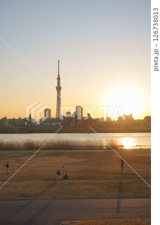 夕方の荒川河川敷 126738013