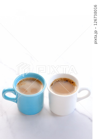 エスプレッソと牛乳を混ぜたコーヒー、カフェ・ラッテが入った、ふたつのマグカップ 126738016