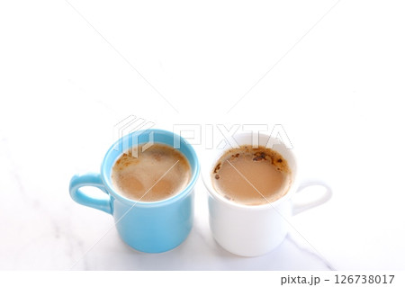 エスプレッソと牛乳を混ぜたコーヒー、カフェ・ラッテが入った、ふたつのマグカップ 126738017