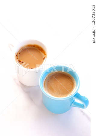 エスプレッソと牛乳を混ぜたコーヒー、カフェ・ラッテが入った、ふたつのマグカップ 126738018
