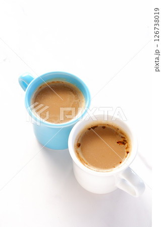 エスプレッソと牛乳を混ぜたコーヒー、カフェ・ラッテが入った、ふたつのマグカップ 126738019