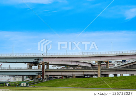 青空と白い雲と首都高速道路堀切ジャンクション 青空と白い雲と首都高速道路堀切ジャンクション 126738027