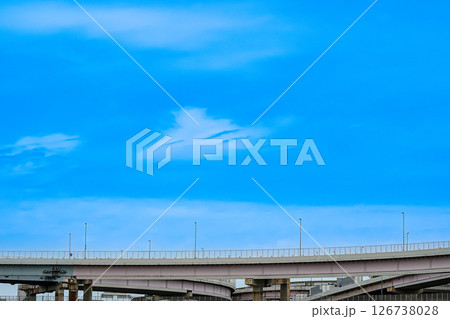 爽やかな青空と高速道路 126738028