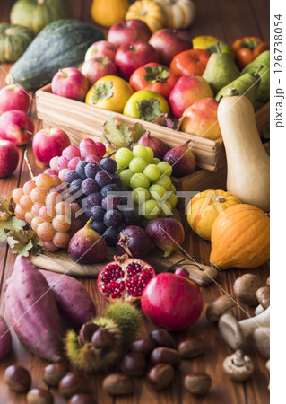 秋の野菜と果物 126738054
