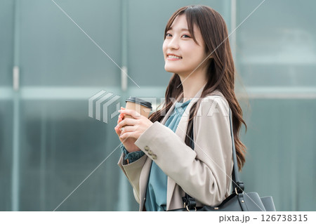 コーヒーを持つオフィスカジュアルのスーツ姿の若いアジア人ビジネスウーマン 126738315