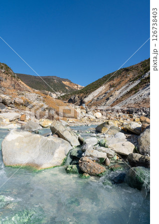 安達太良山の沼尻ルートから見える温泉の源泉の川 安達太良山の沼尻ルートから見える温泉の源泉の川 126738403