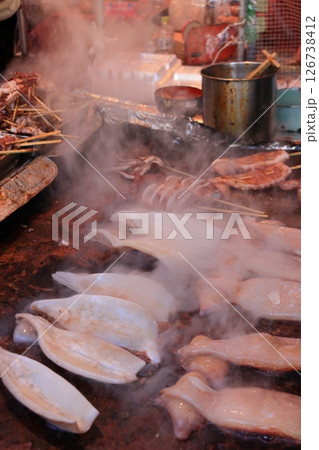 大きなイカ焼きの屋台　湯気を上げて焼かれるイカ 126738412