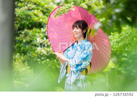新緑の公園を歩く着物姿の若い女性 126738592