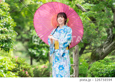 新緑の公園を歩く着物姿の若い女性 新緑の公園を歩く着物姿の若い女性 126738594