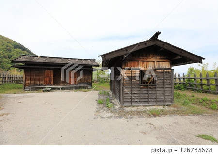 千曲市城山史跡公園の荒砥城跡兵舎と城主の館 126738678