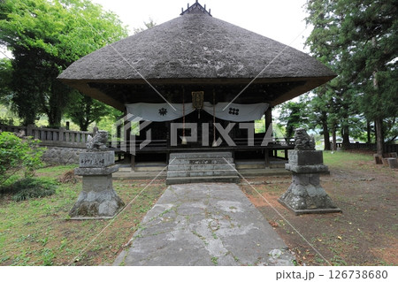 千曲市の智識寺の茅葺屋根の大御堂全景 126738680
