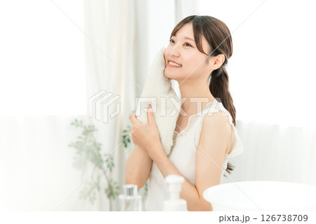 洗顔・タオルドライする若いアジア人女性(洗顔料) 洗顔・タオルドライする若いアジア人女性(洗顔料) 126738709