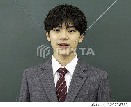 教室の前で話す高校生男子のポートレート 126738773