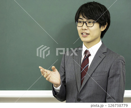教室で説明をするメガネの高校生男子 126738779