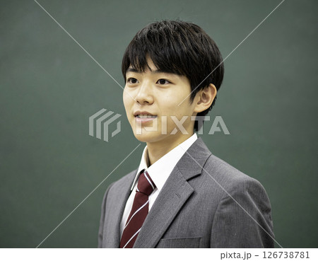 教室で笑顔を見せる男子学生 126738781