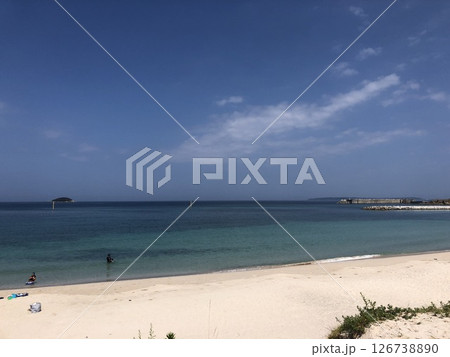 青い海と青い空 126738890