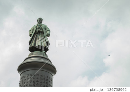 【日本】東京都千代田区の靖国神社の参道に展示された大村益次郎の彫像 126738962