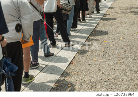 【日本】東京都千代田区の靖国神社の石畳の参道に列をなす日本人参拝客達の足元 【日本】東京都千代田区の靖国神社の石畳の参道に列をなす日本人参拝客達の足元 126738964