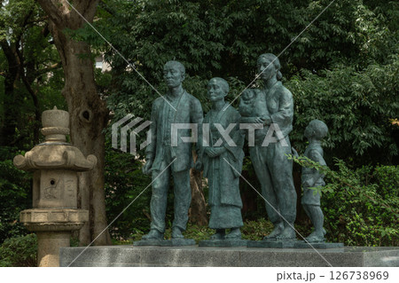 【日本】東京都千代田区の靖国神社に展示された出征を見送る家族の像 【日本】東京都千代田区の靖国神社に展示された出征を見送る家族の像 126738969