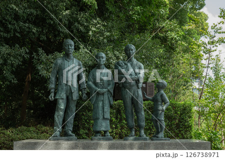 【日本】東京都千代田区の靖国神社に展示された出征を見送る家族の像 126738971