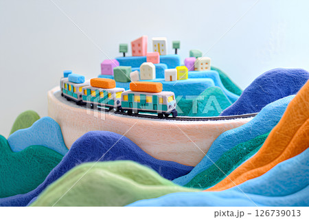 可愛いい電車と可愛い町並みの風景（ファンタジーイラスト） 126739013