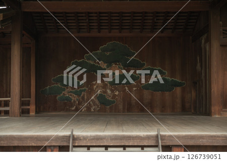 【日本】東京都千代田区の靖国神社境内にある背景に松の木が描かれた歴史ある舞台 126739051