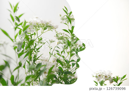 少女の横顔と花のイラスト-2 126739096