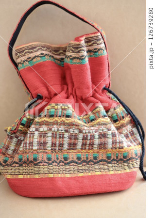 伝統工芸品の赤い優佳良織ハンドバッグ 126739280