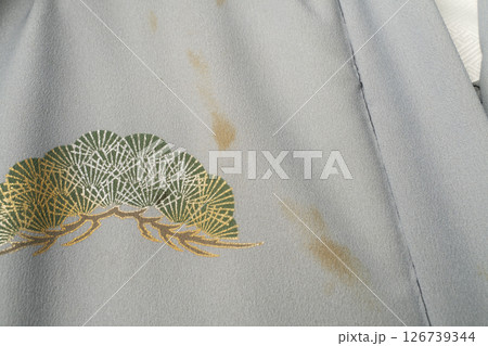 シミ抜き 着物についた醤油のシミを叩いて落とす 126739344