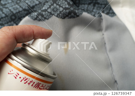 シミ抜き 着物についた醤油のシミを叩いて落とす 126739347