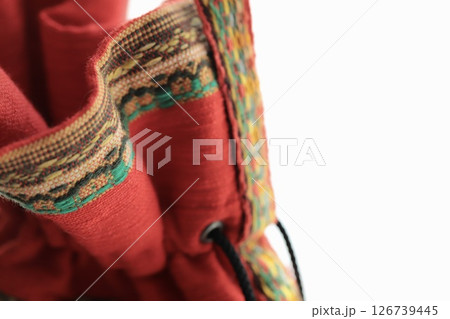 伝統工芸品の赤い優佳良織ハンドバッグの持ち手 126739445