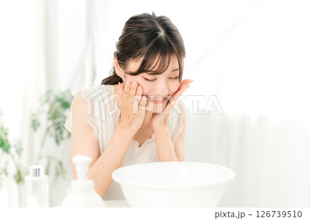 洗顔,スキンケアをする若いアジア人女性 126739510